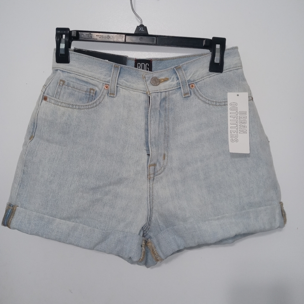 BDG URBAN OUTFITTERS DISTRESSED DENIM MOM HIGH RISE LT WASH SHORTS FOLDED HEM 26